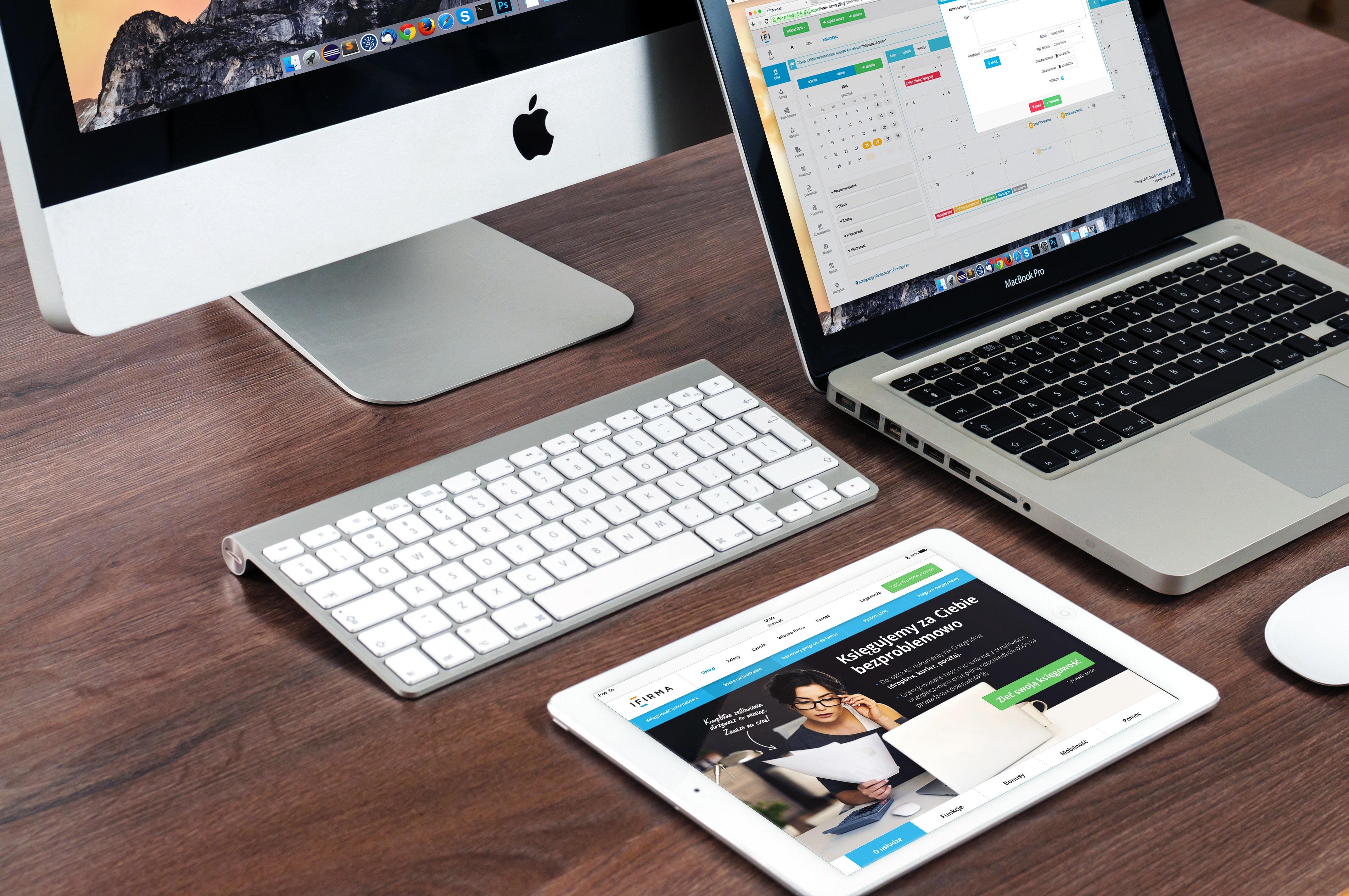 A table with connected devices. Credit: Pexels