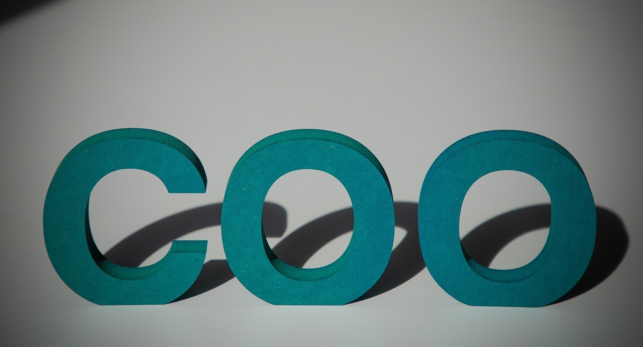 The letters "COO."