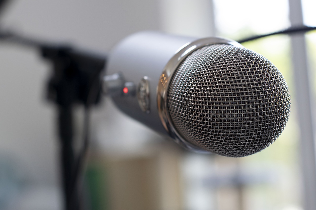 A photo of a podcasting microphone.