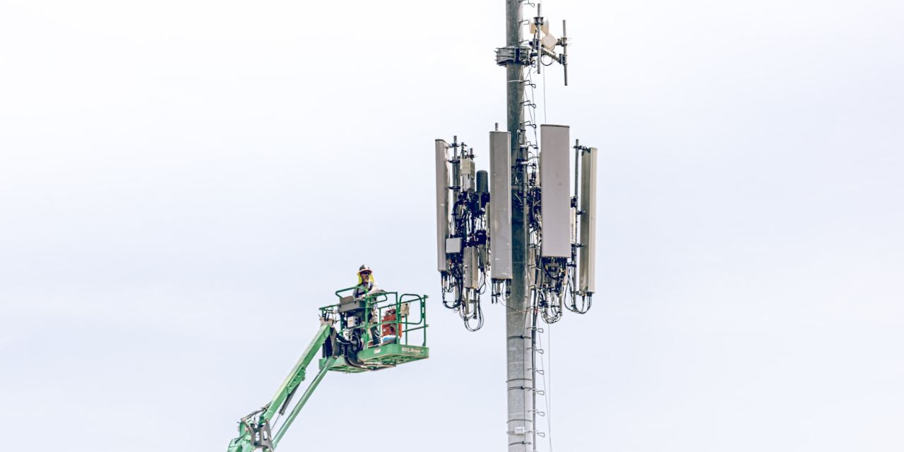 Verizon inks multiyear partnership with tower operator